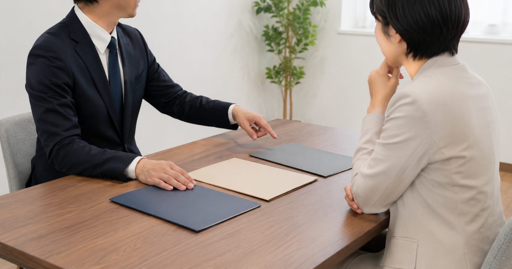 身元保証サービスランキングを参考に、契約内容や支援体制を慎重に比較しながら自分に合ったサービスを検討する男性を表すイメージ画像