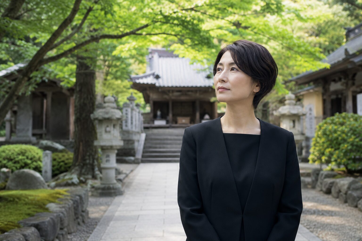 寺院や納骨先の違いについて比較検討する女性のイメージ